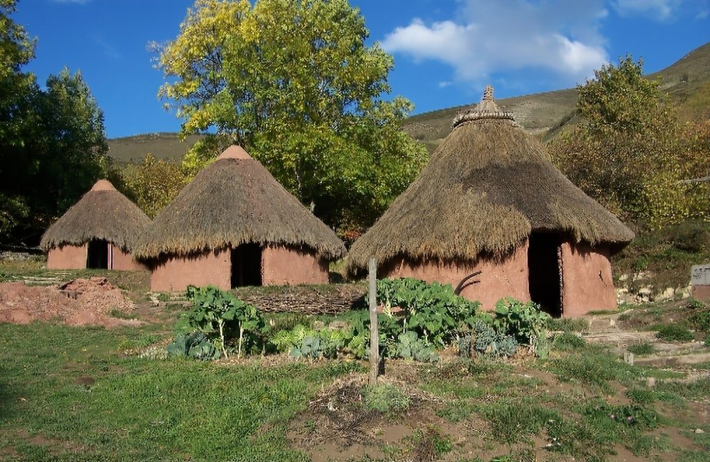Las cabañas del poblado están construidas igual que en su época con materiales como la arcilla, la piedra o techos vegetales.